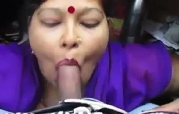 Desi aunty giving blowjob and deepthroat drank cum