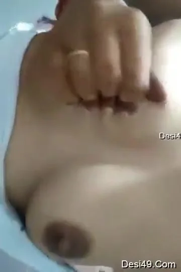 Today Exclusive- Cute Desi Girl Play With Her Boobs