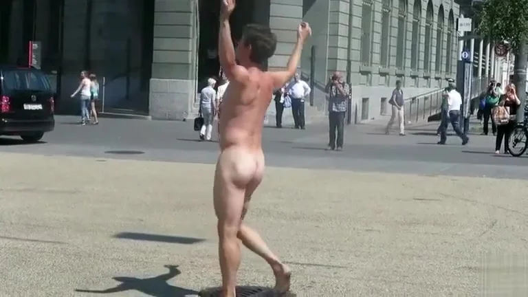 Nude man runs around a public square and gets attention