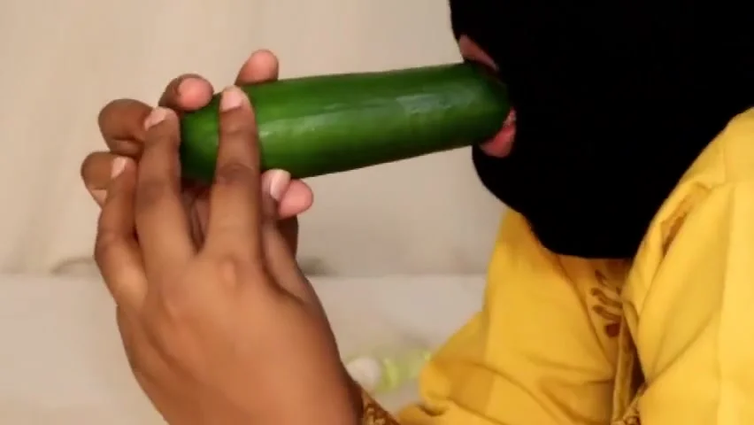 Vishadini Fuck With Cucumber / වීශාදිනි පොල් සයිස් පිපිඤා ගෙඩියක් බස්සනව හුත්තට