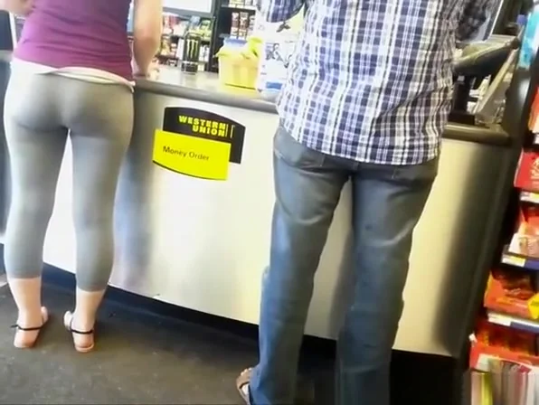 Nice booty on blonde chick wearing gray leggings