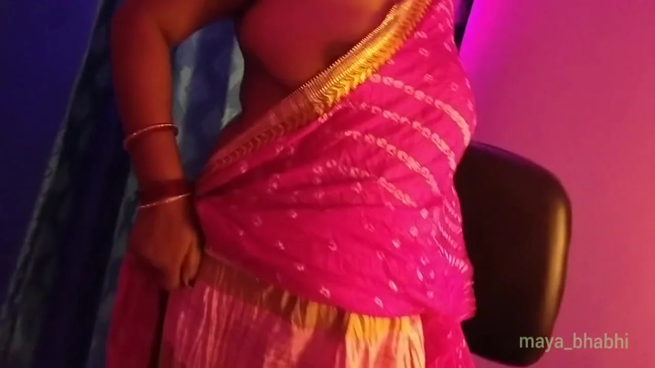 Sexy Bhabhi Opens Her Clothes And Shows Her Boobs To Satisfy Her Sexual Desire