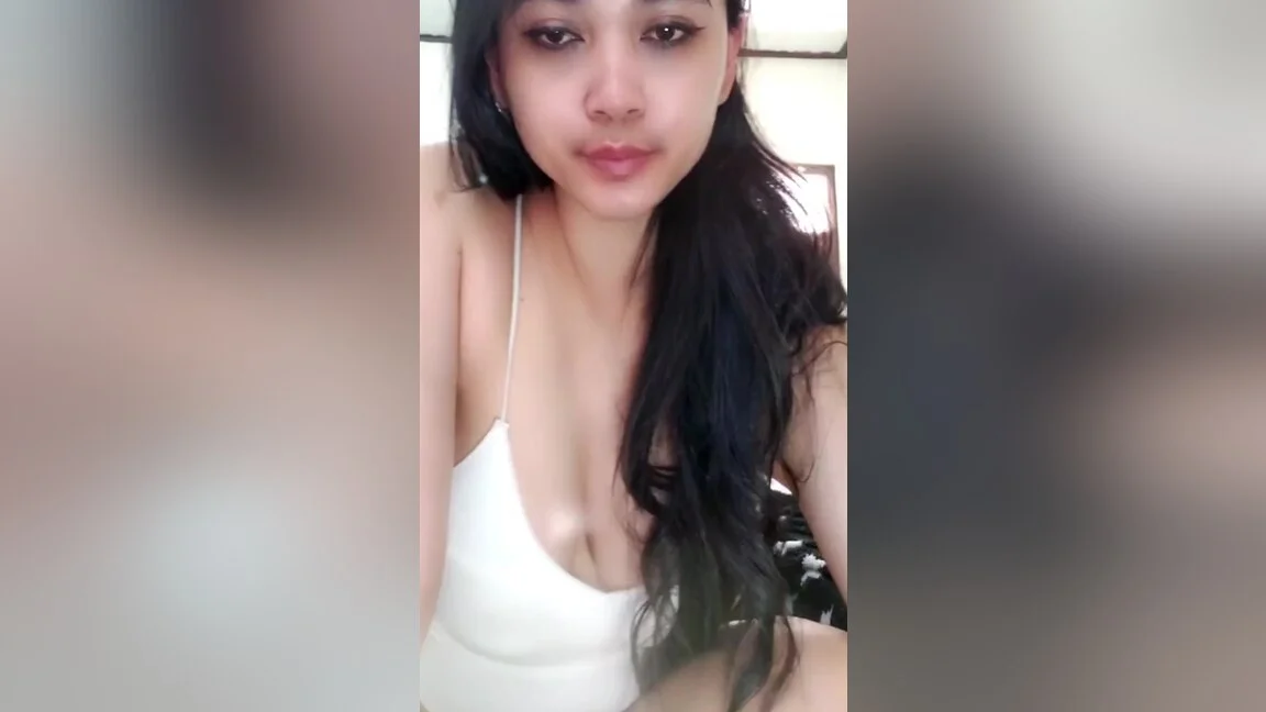 Horny Girl Sitting On Couch While Masturbate And Got Squirting On Cam