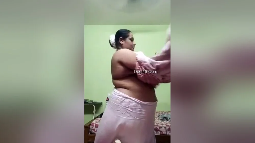 Mallu Bhabhi Shows Her Boobs