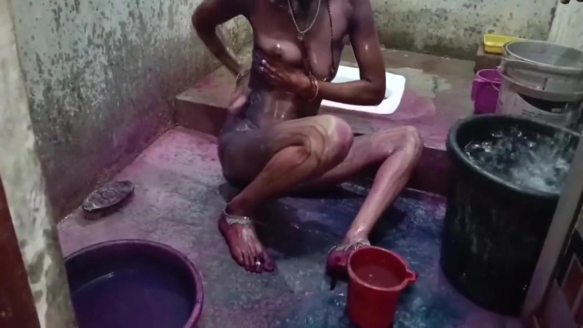 My Randi Didi Dolly Came From All Over The Locality To Play Holi And Went To Take A Bath In The Bathroom, I Secretly Made A Video
