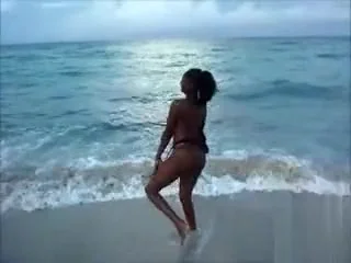 Jerking off on the beach and filming hot ladies