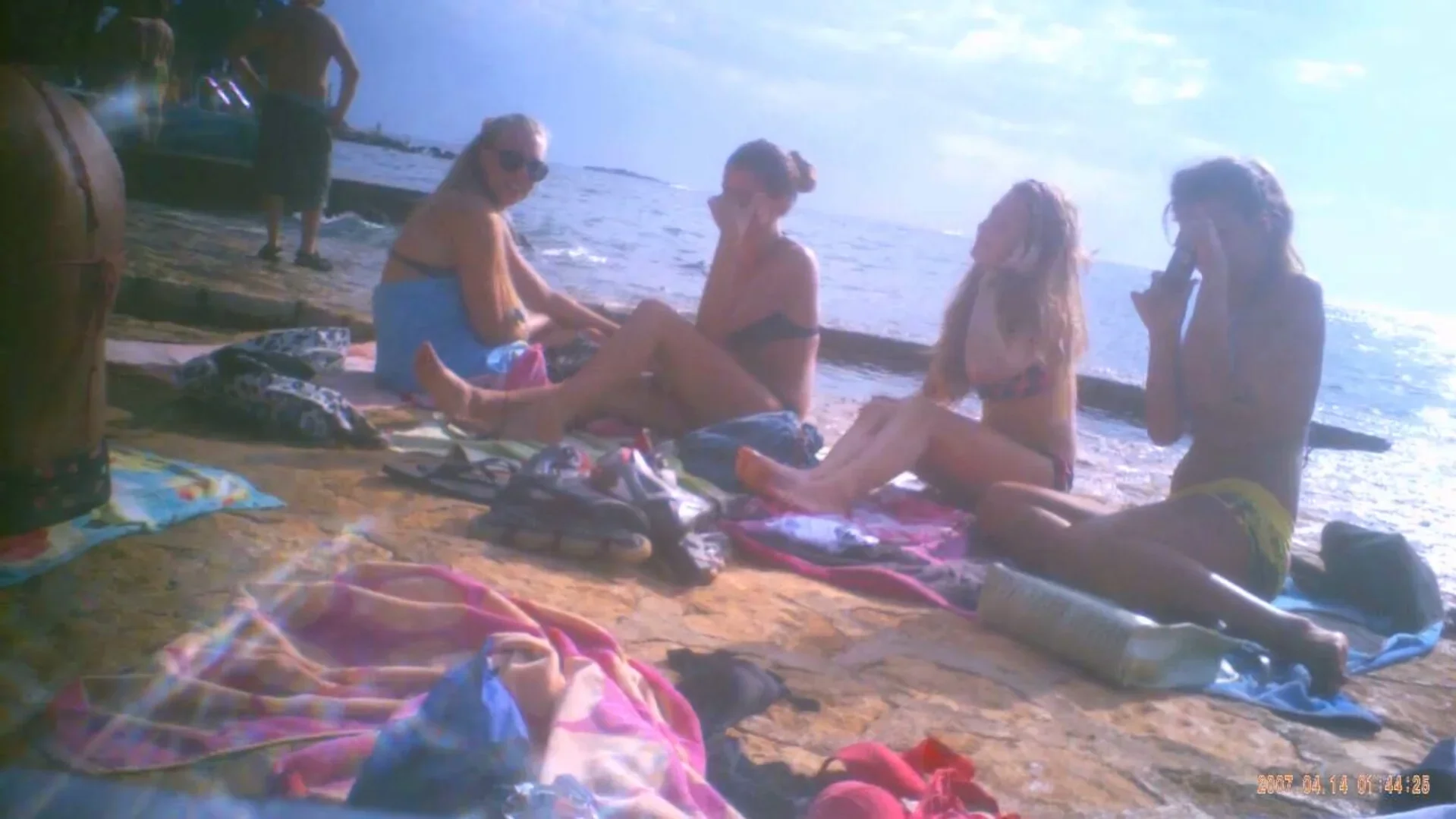Upshorts dick flash for group of girls on beach
