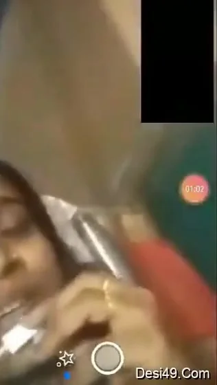 Today Exclusive- Sexy Desi Village Girl Showing Her Boobs 1