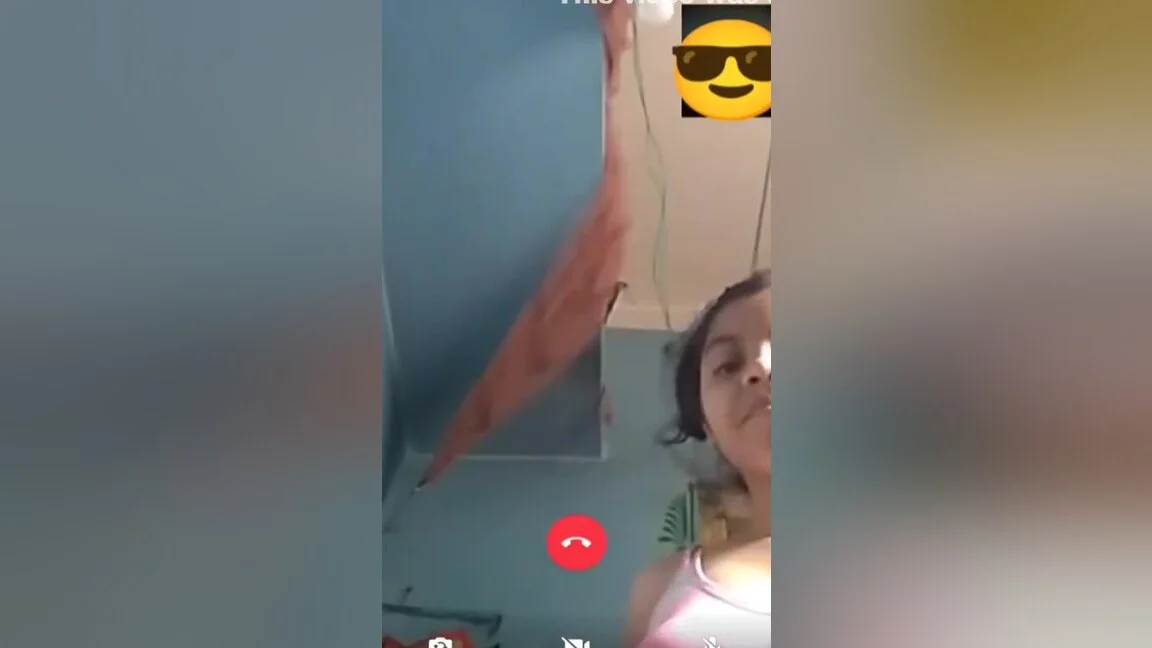 Desi Bangla Girl Shows Her Boobs