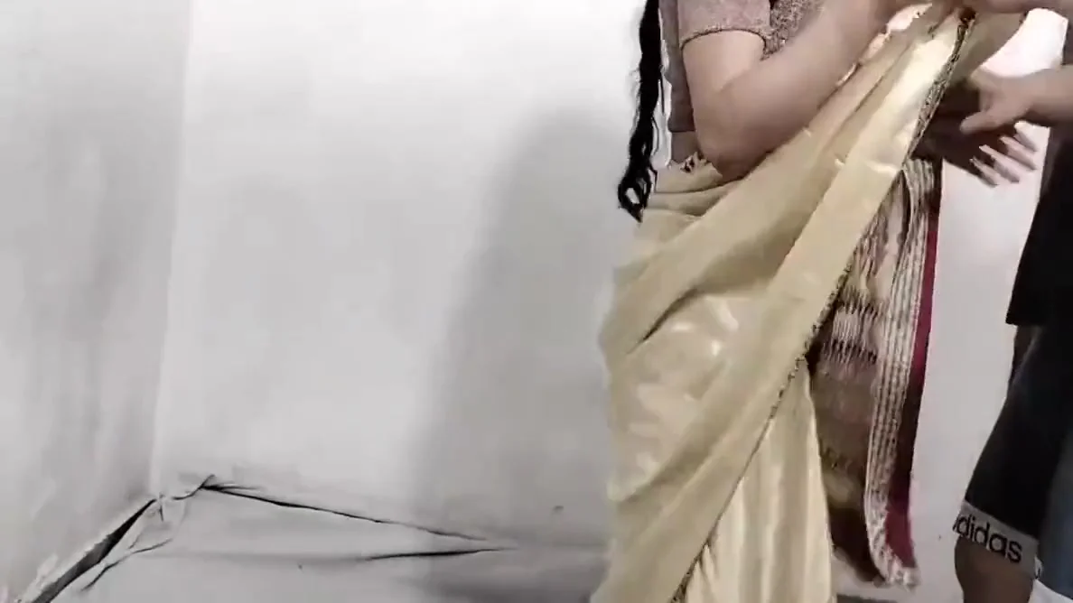 Jhaaru Lagati Naukrani Ko Piche Se Pakad Ke Jabar Dasti Pela