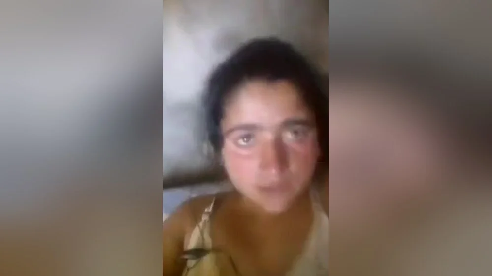 Paki Wife Shows Pussy