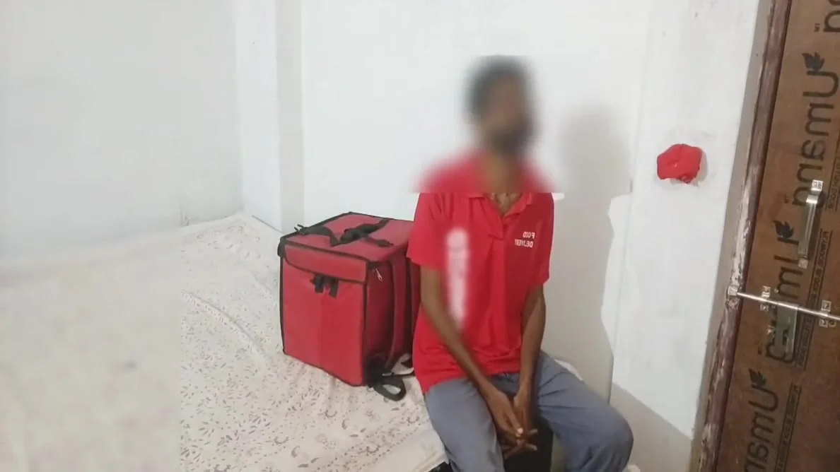 Desi Indian Modern Milf Bhabhi Get Facial And Fucked By Pizza Delivery Boy