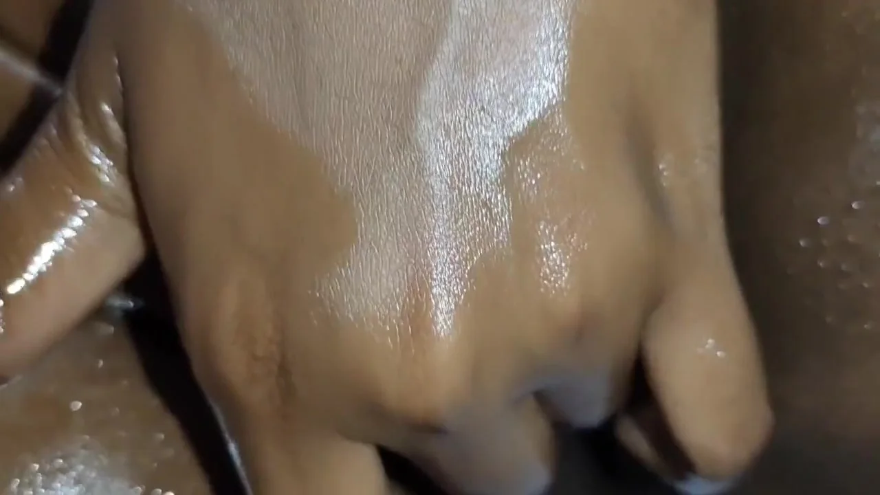 Sushmita Got Oil Massage For Whole Body At Home