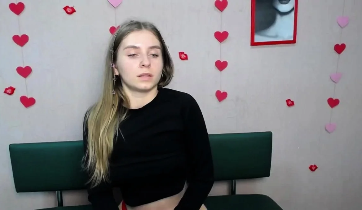 Beautiful babe masturbates on webcam