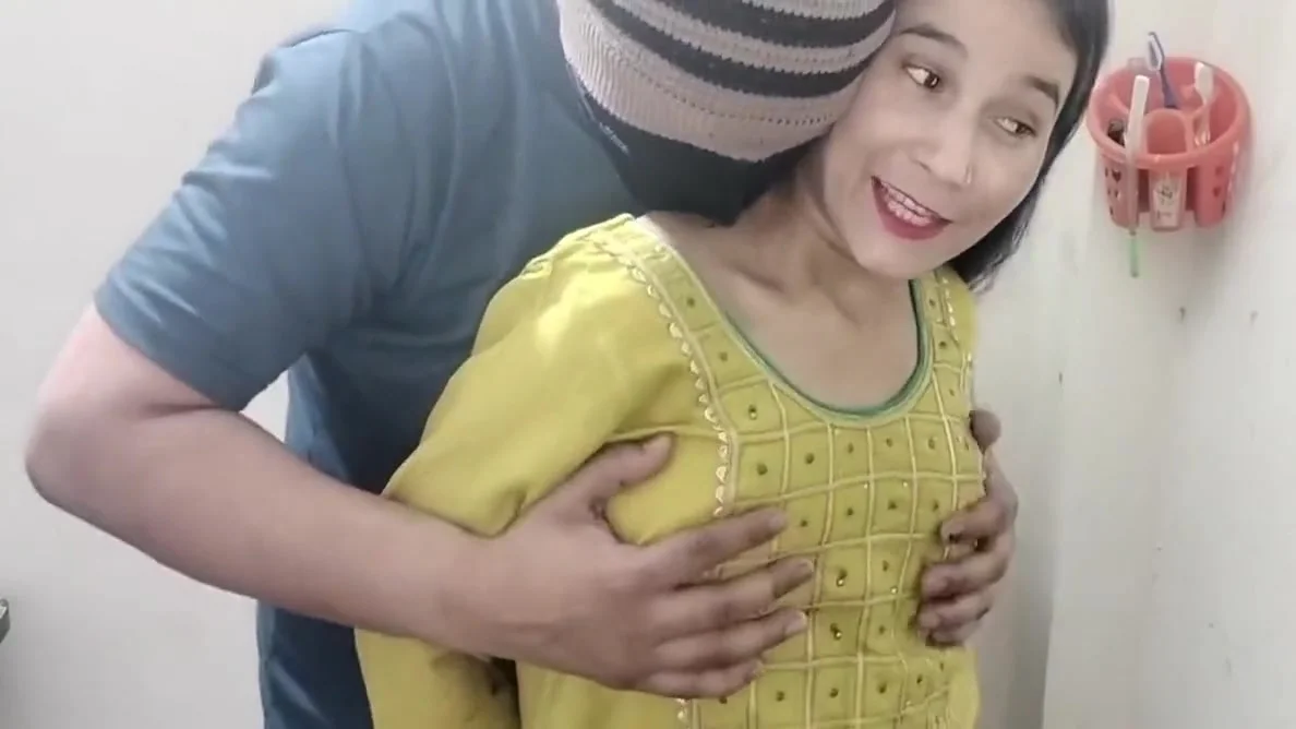 Stepsister In Law Ko Bathroom Me Nanga Karke Pel Diya