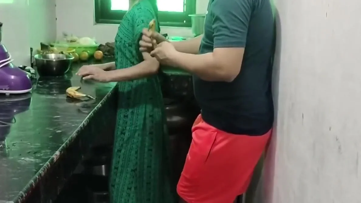 Kichen Me Naukrani Ko Piche Se Pakad Ke Chod Diya