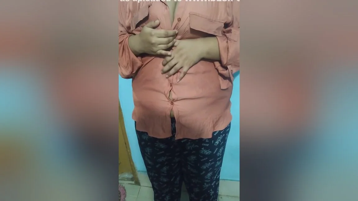 A 19-year-old Girl Has Sex Alone In A Room When She Is Sexually Aroused