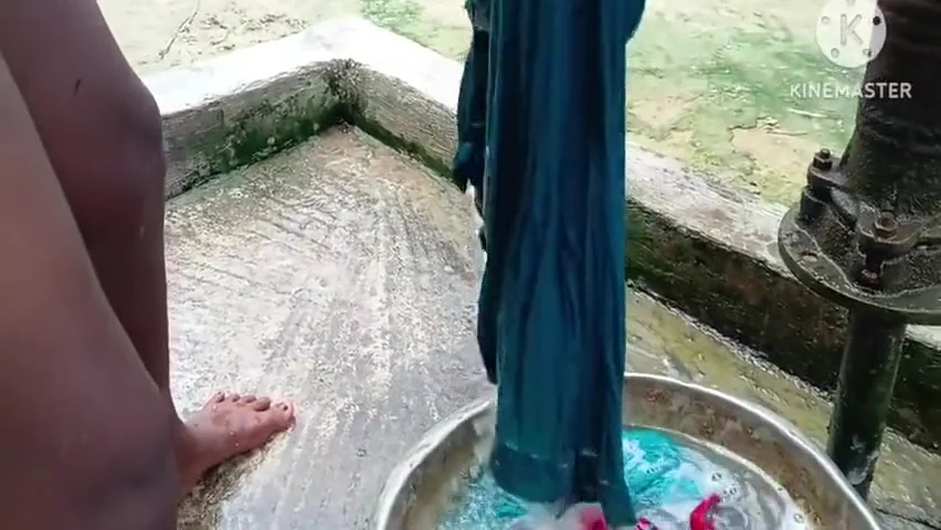 Desi Hot Bhabhi Kapde Dhote He