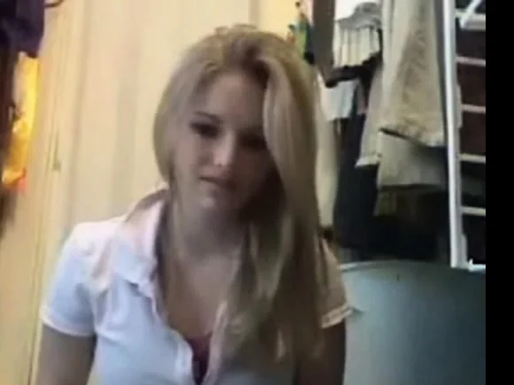 Blonde Masturbates on cam