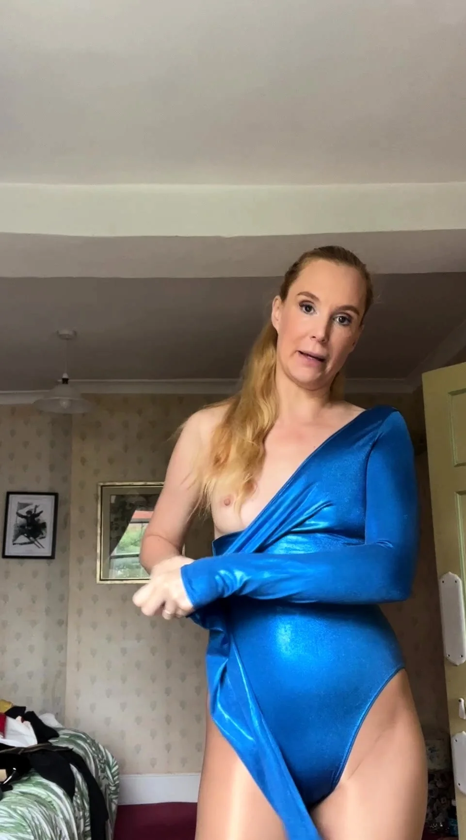 amateur blonde solo webcam