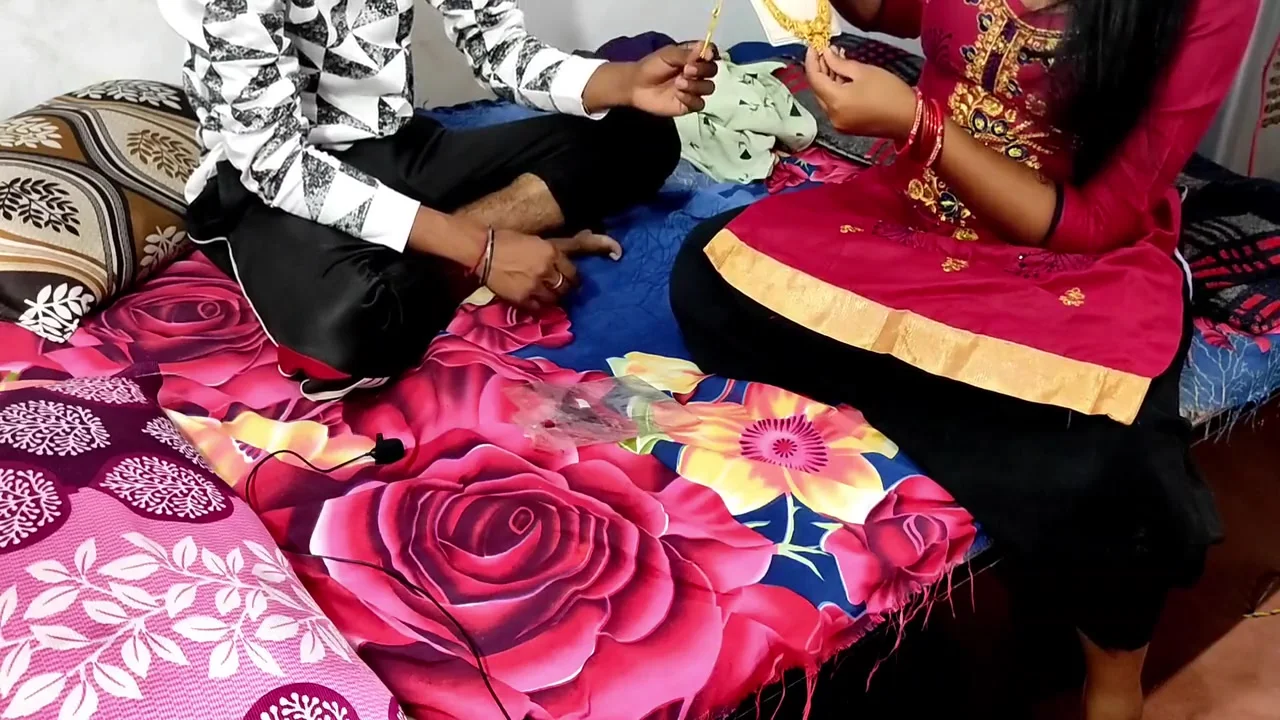 Chat Par Kapde Sukha Rahi Bahu Ko Gold Necklace Dekar Apni Havas Bhujayi ! Desi Porn Hindi