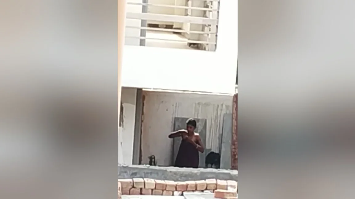 Exclusive- Desi Village Bhabhi Outdoor Bathing Record By