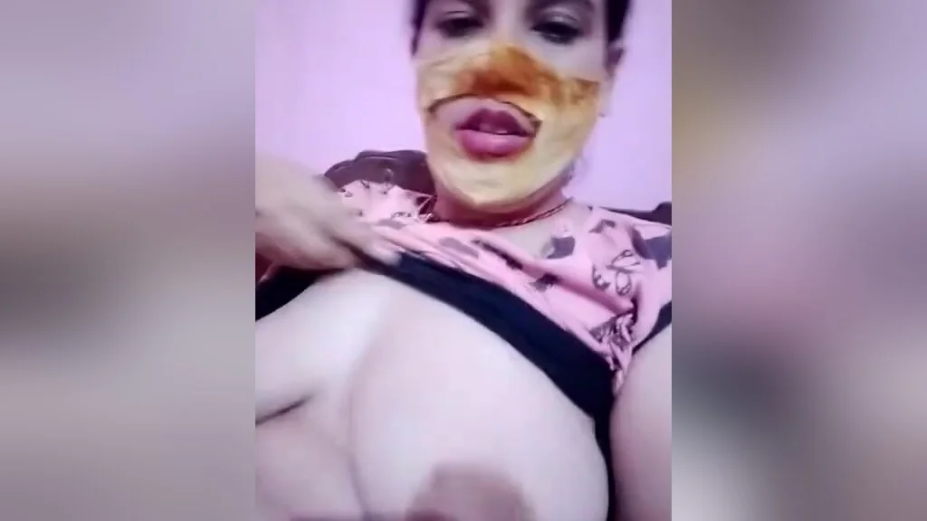 Today Exclusive- Desi Bhabhi Showing Her Boobs