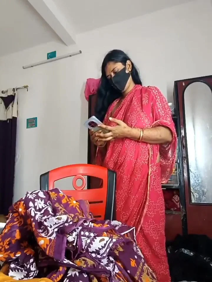 Indian Desi Beautiful Bhabi First Appearance On Cam