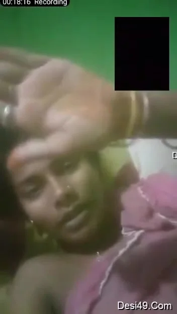 Today Exclusive- Desi Girl Shows Her Boobs And Pussy On Vc