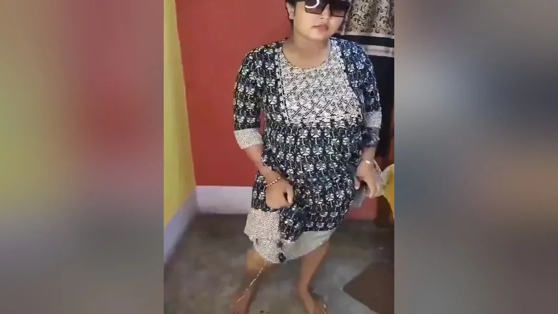 Desi Sexy Bhabhi Shows Her Assets