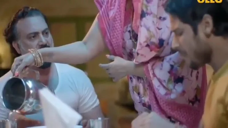 Indian Hot Aunty Has Romance In Bedroom - Hot Indian Aunty, Hot Indian And Indian Aunty