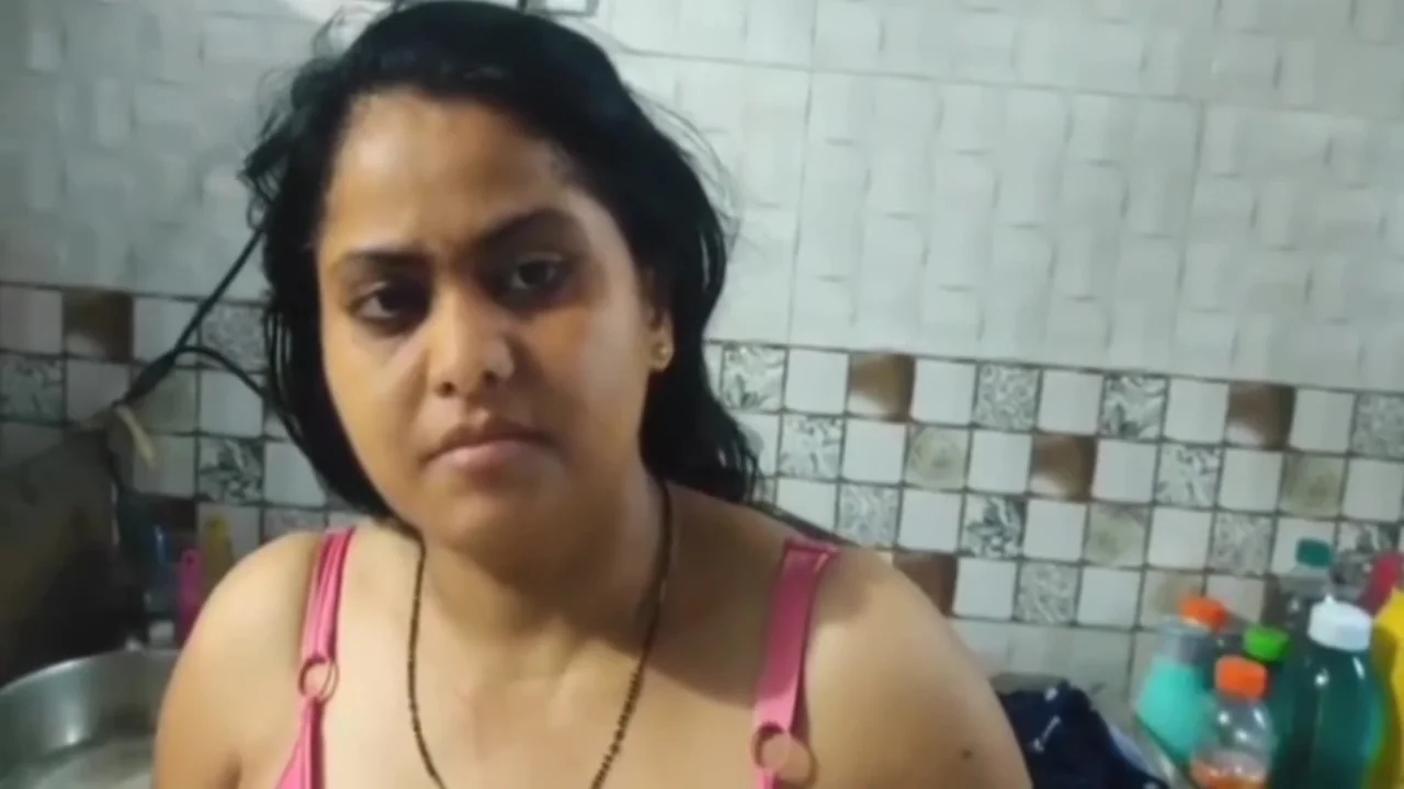 Kamwali Bai Ne Khana Banate Waqt Kitchen Mein Malik Se Chudai Karai