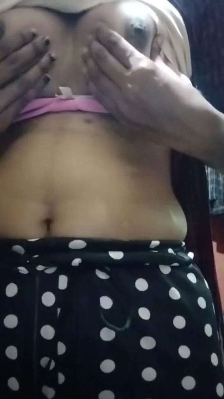 Horny Kerala Girl Shows Her Juicy Pussy & Shakes That Thick Desi Ass