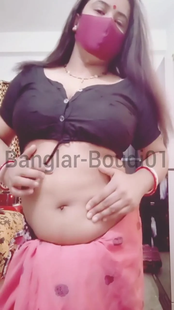 Desi Sexy Boudi Wearing Saree And Try To Seducing Her Audience