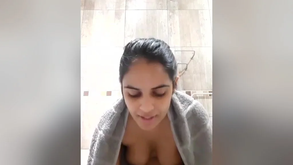 Today Exclusive- Most Demanded Girl Showing Her Boobs And Pussy 1