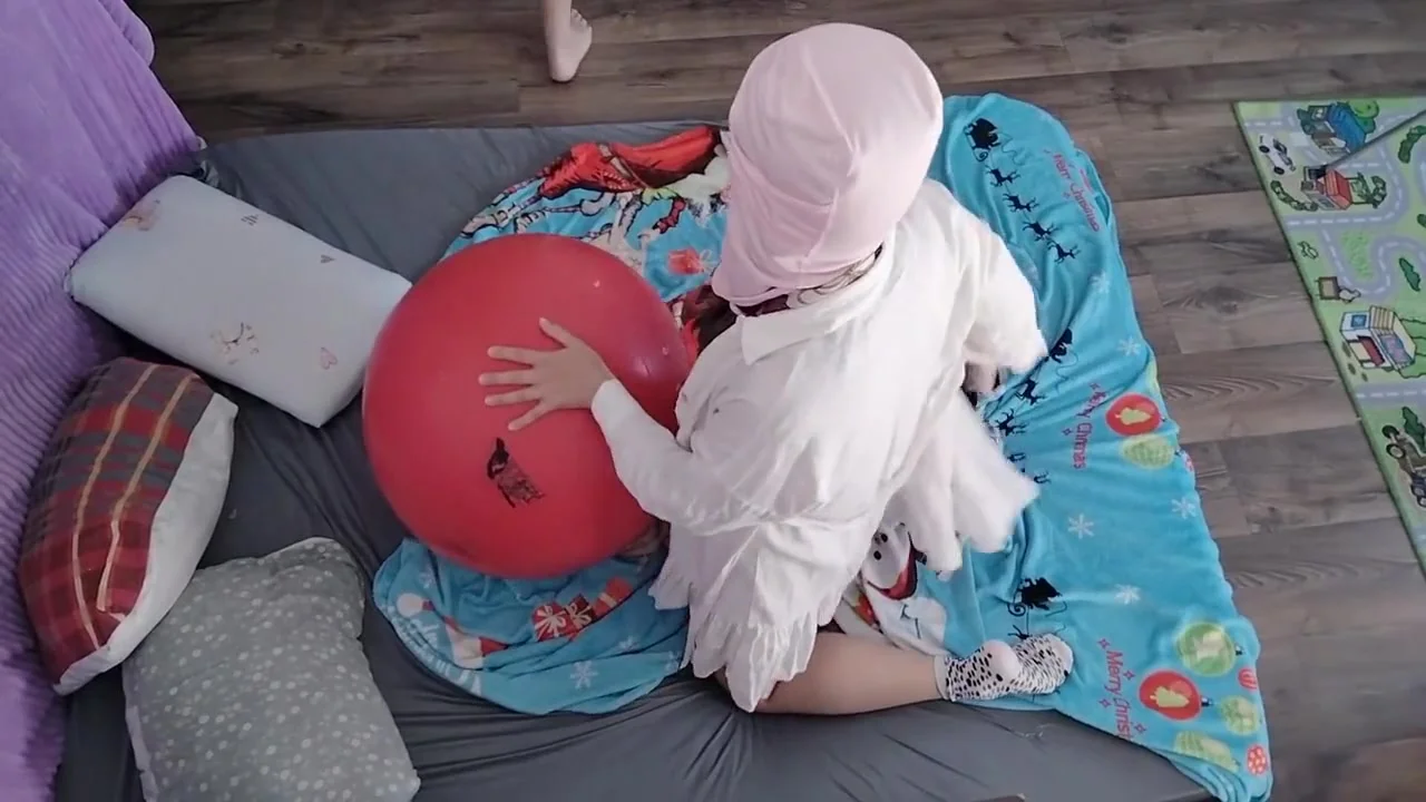 Uale Massage Of A Hot Couple With Oil On The Body. Foreplay In The Bedroom With An Amateur Couple