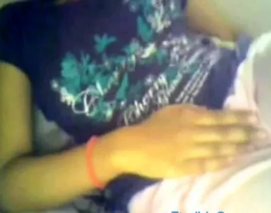 SEXY INDIAN ON WEBCAM PLAYING