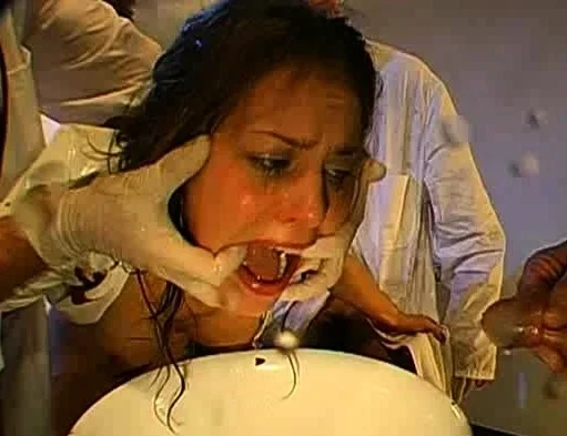 amateur lustywench fingering herself on live webcam