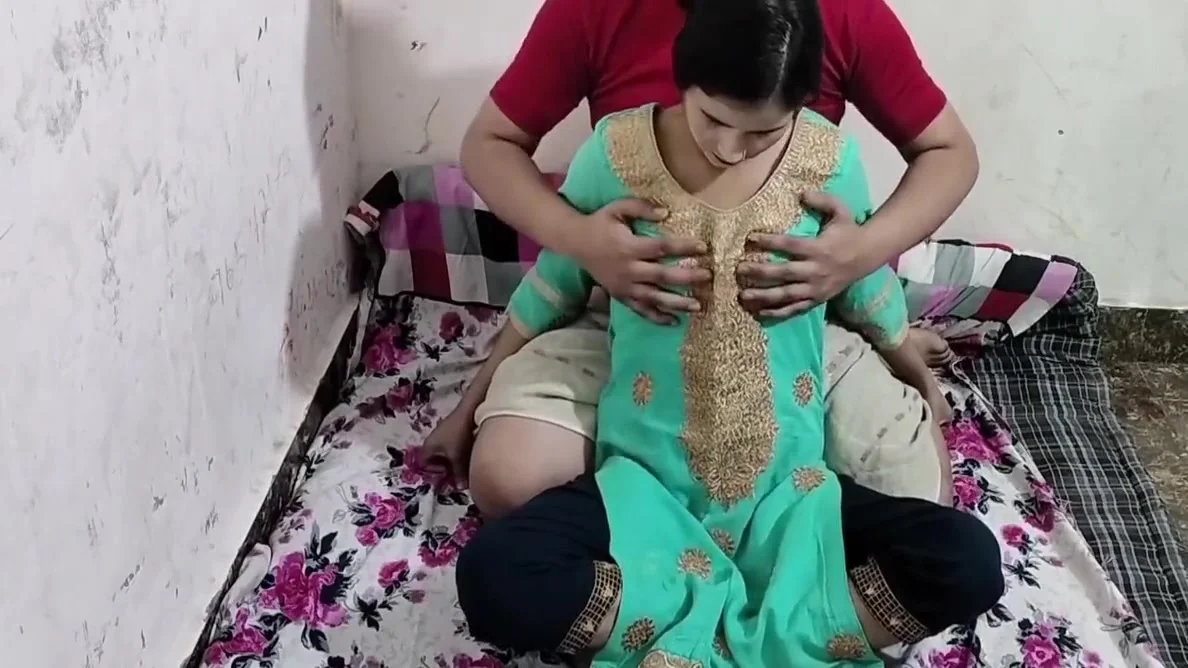 Abbu Jaan Ne Meri Chuchi Daba Daba Kar Pela