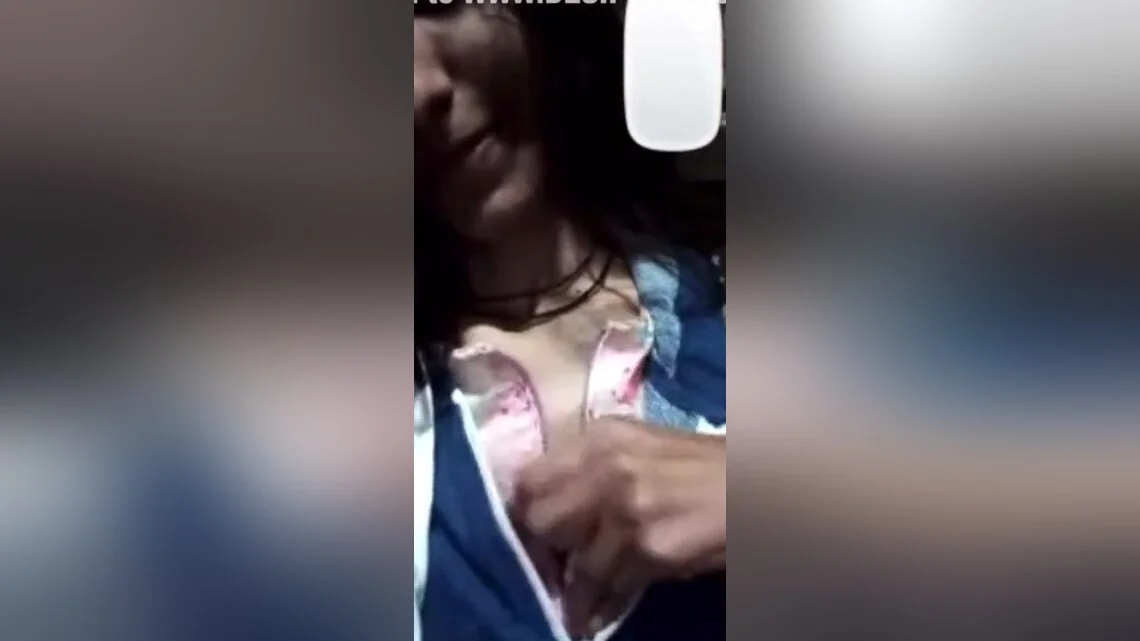 Today Exclusive- Sexy Paki Girl Showing Her Boobs