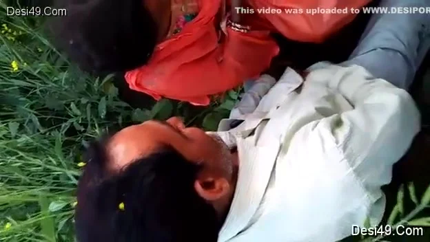 Exclusive- Desi Mature Cheating Wife Outdoor Sex With Lover