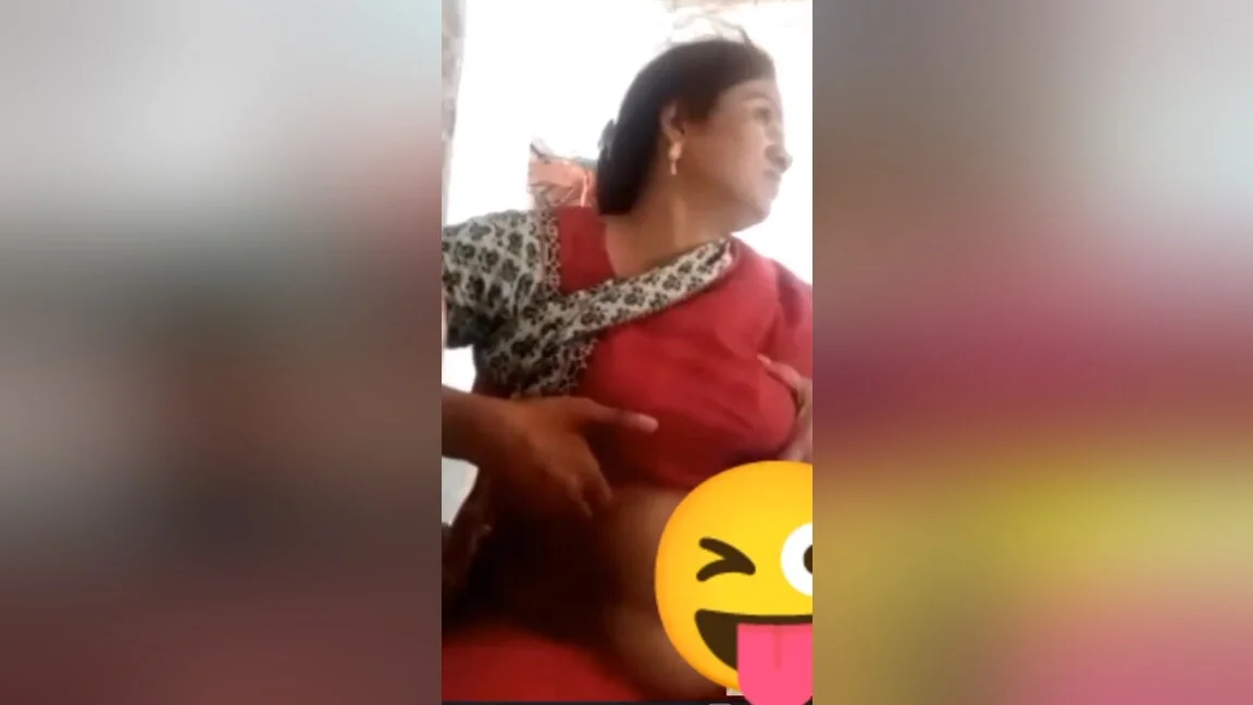 Desi Bhabhi Shows Her Boobs