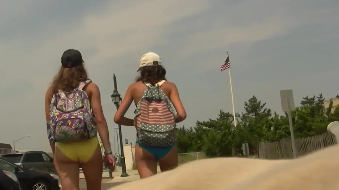 Couple o teens 18+ Leavin' the Beach (Graz 15)