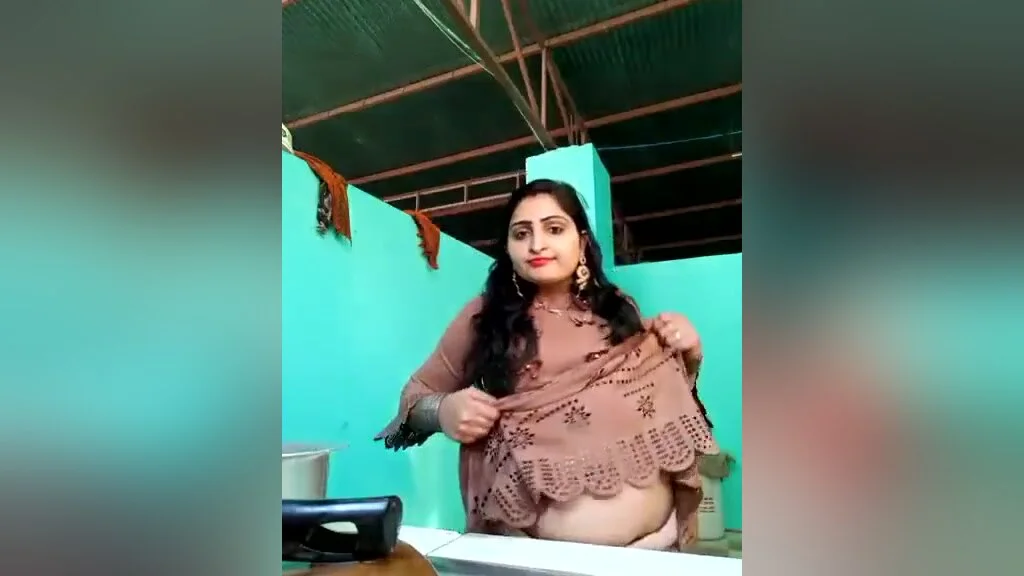 Sexy Bhabhi Shows Her Boobs And Big Ass