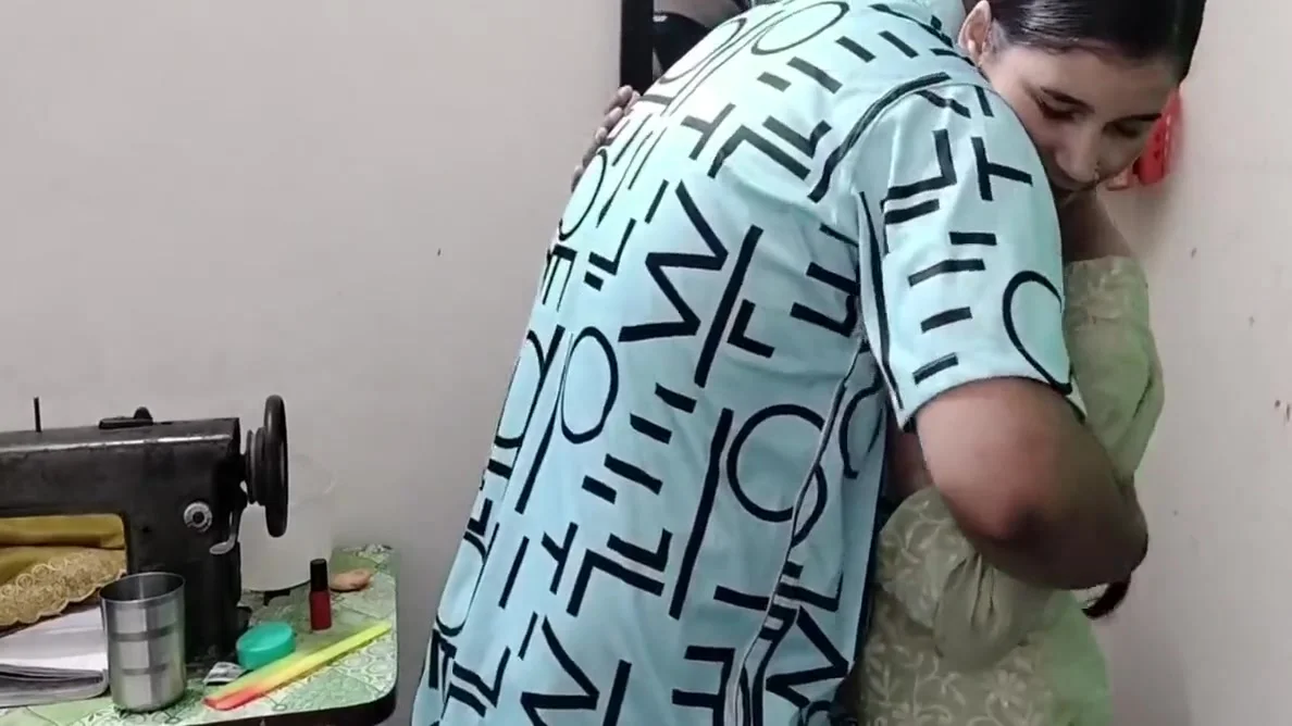 Muslim Padosan Ko Saaman Dene Ke Bahane Pel Diya