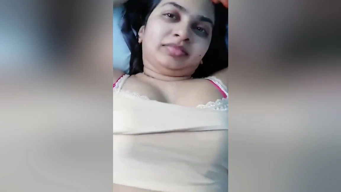Today Exclusive- Super Hot Nri Wife Boob Visible 2