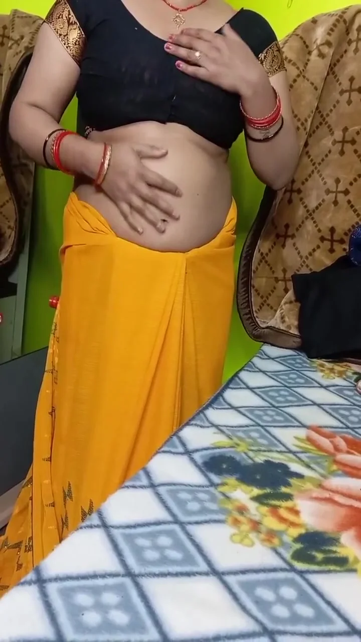 Indian Beautiful Bhabhi Removing Her Sari
