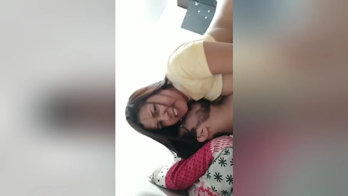 मैले मेरो सबैभन्दा राम्रो साथी Fucked मलाई थाहा थियो कि कसरी उनको बिल्ली मा मेरो ठूलो कुकुर सं उनको