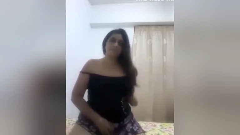 Today Exclusive-hot Indian Bhabhi Showing Her Boobs And Pussy 7