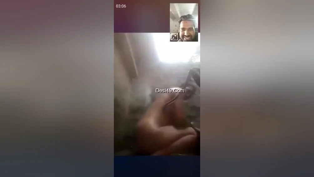 Today Exclusive-desi Bhabhi Showing Bathing To Lover On Video Call